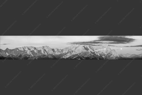 Erstes Morgenlicht am Wettersteinmassiv mit Monduntergang neben der Zugspitze - Am Wetterstein vorbei 6:1 sw -- Zugspitze Vollmond - mehr Infos bei www.Kriner-Weiermann.de