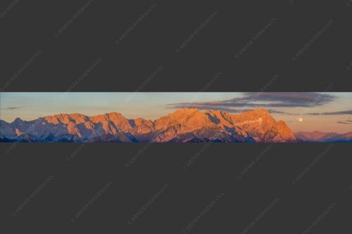 Erstes Morgenlicht am Wettersteinmassiv mit Monduntergang neben der Zugspitze - Am Wetterstein vorbei 7:1  -- Zugspitze Vollmond - mehr Infos bei www.Kriner-Weiermann.de