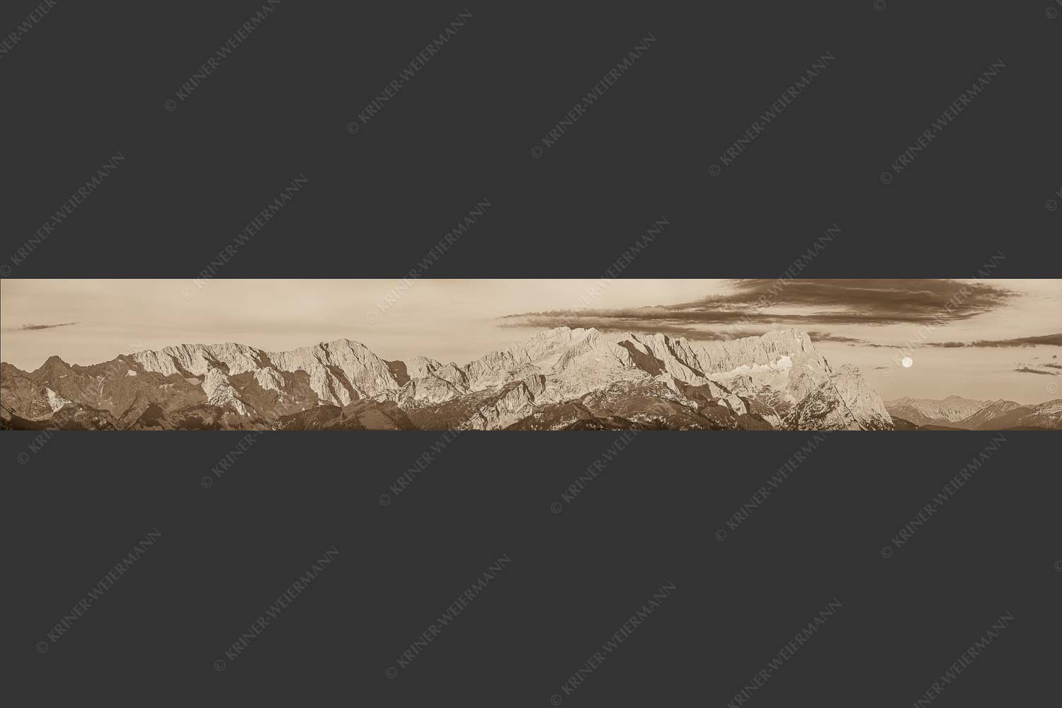 Erstes Morgenlicht am Wettersteinmassiv mit Monduntergang neben der Zugspitze - Am Wetterstein vorbei 7:1 sepia -- Zugspitze Vollmond - mehr Infos bei www.Kriner-Weiermann.de