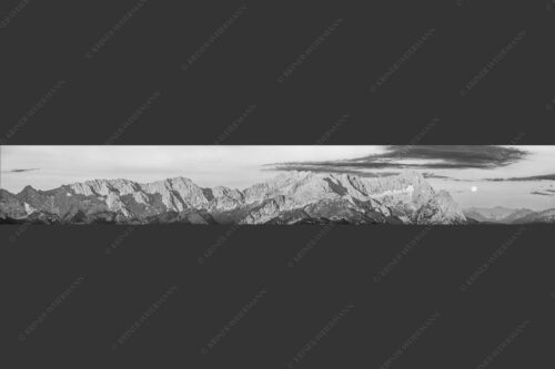 Erstes Morgenlicht am Wettersteinmassiv mit Monduntergang neben der Zugspitze - Am Wetterstein vorbei 7:1 sw -- Zugspitze Vollmond - mehr Infos bei www.Kriner-Weiermann.de