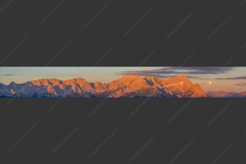 Erstes Morgenlicht am Wettersteinmassiv mit Monduntergang neben der Zugspitze - Am Wetterstein vorbei 8:1  -- Zugspitze Vollmond - mehr Infos bei www.Kriner-Weiermann.de