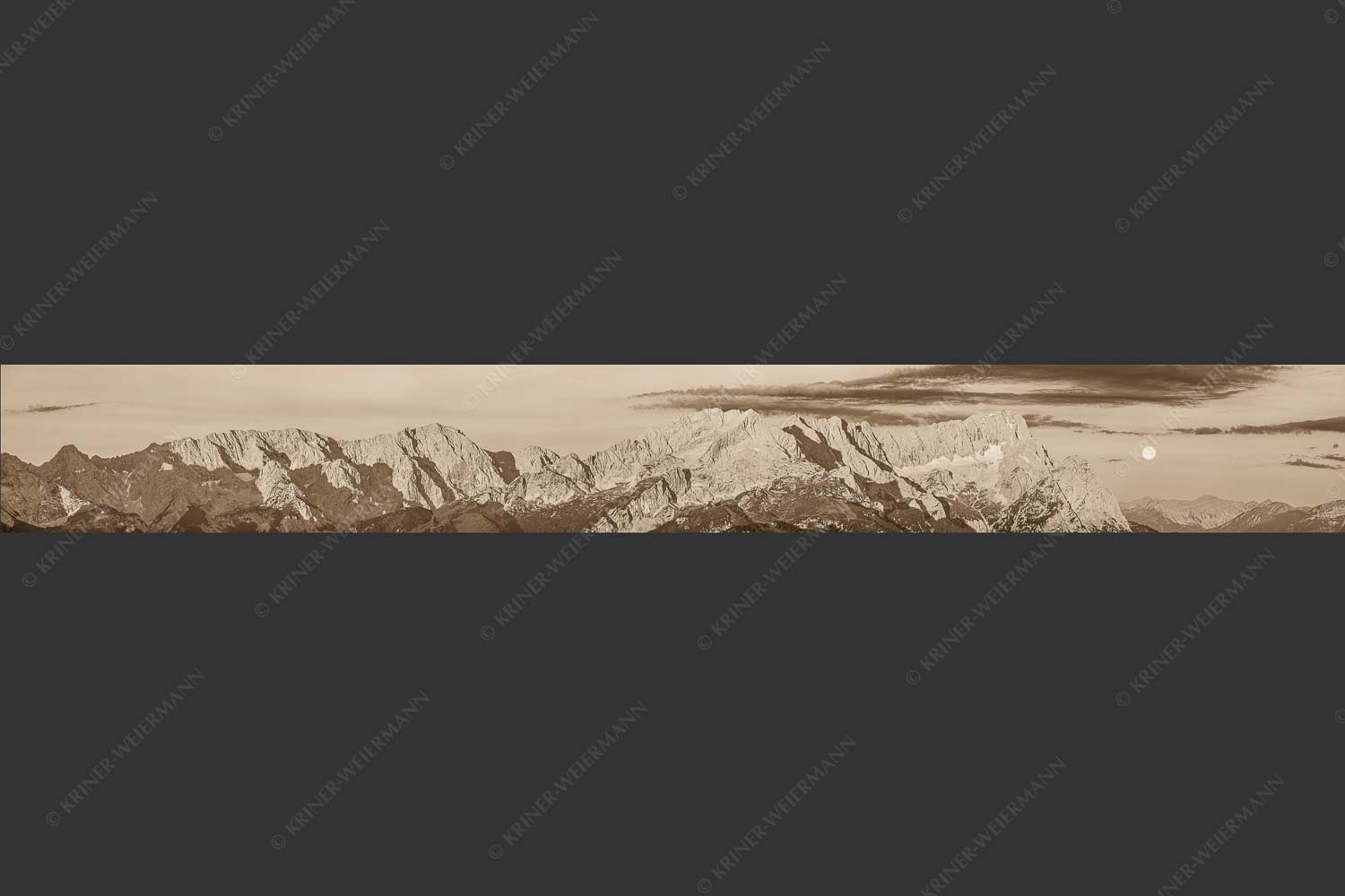 Erstes Morgenlicht am Wettersteinmassiv mit Monduntergang neben der Zugspitze - Am Wetterstein vorbei 8:1 sepia -- Zugspitze Vollmond - mehr Infos bei www.Kriner-Weiermann.de