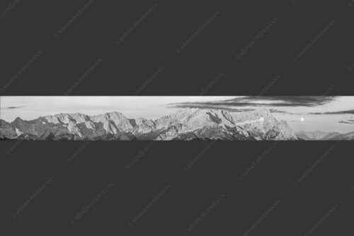 Erstes Morgenlicht am Wettersteinmassiv mit Monduntergang neben der Zugspitze - Am Wetterstein vorbei 8:1 sw -- Zugspitze Vollmond - mehr Infos bei www.Kriner-Weiermann.de