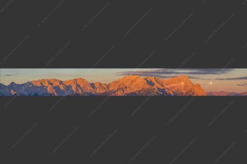Erstes Morgenlicht am Wettersteinmassiv mit Monduntergang neben der Zugspitze - Am Wetterstein vorbei 9:1  -- Zugspitze Vollmond - mehr Infos bei www.Kriner-Weiermann.de