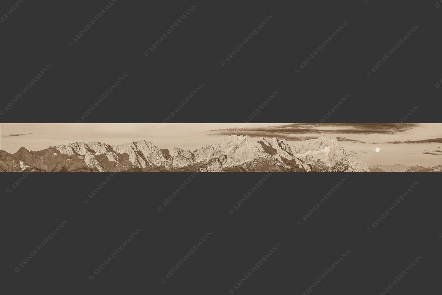 Erstes Morgenlicht am Wettersteinmassiv mit Monduntergang neben der Zugspitze - Am Wetterstein vorbei 9:1 sepia -- Zugspitze Vollmond - mehr Infos bei www.Kriner-Weiermann.de