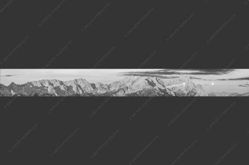 Erstes Morgenlicht am Wettersteinmassiv mit Monduntergang neben der Zugspitze - Am Wetterstein vorbei 9:1 sw -- Zugspitze Vollmond - mehr Infos bei www.Kriner-Weiermann.de