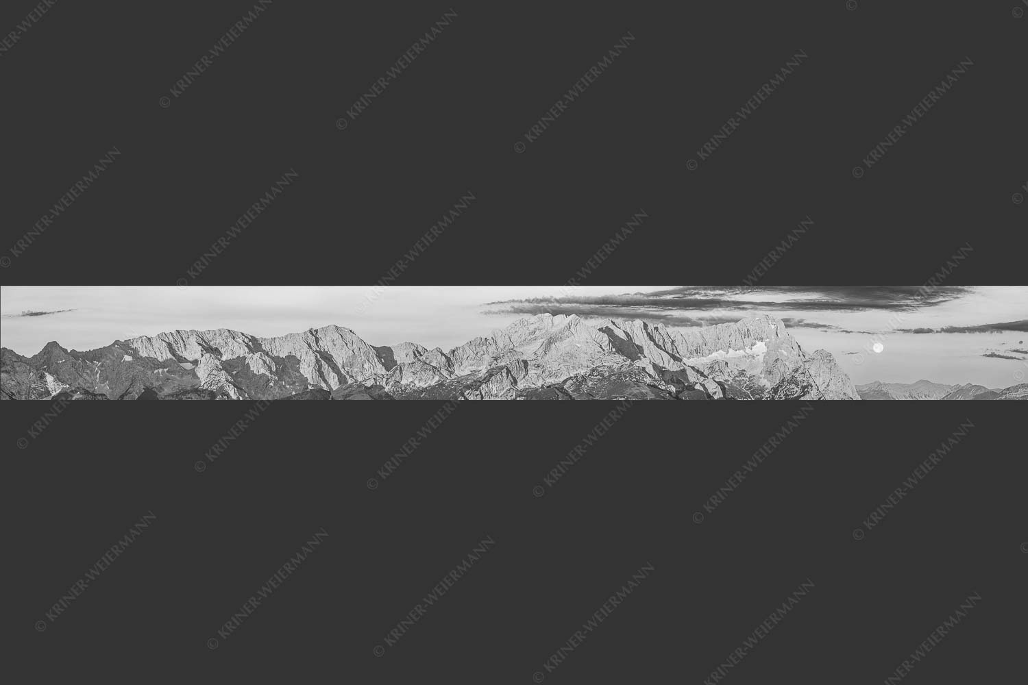 Erstes Morgenlicht am Wettersteinmassiv mit Monduntergang neben der Zugspitze - Am Wetterstein vorbei 9:1 sw -- Zugspitze Vollmond - mehr Infos bei www.Kriner-Weiermann.de