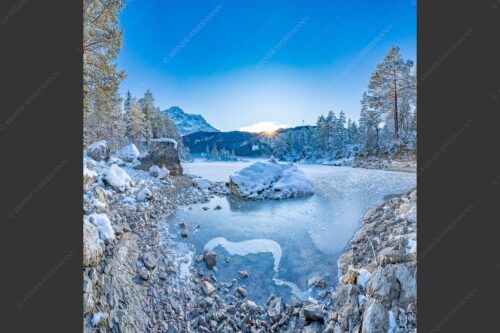 Blick über den Eibsee und Zugspitze in den Sonnenuntergang - Am zufrieren 1:1  -- Eis auf Eibsee mit Zugspitze - mehr Infos bei www.Kriner-Weiermann.de