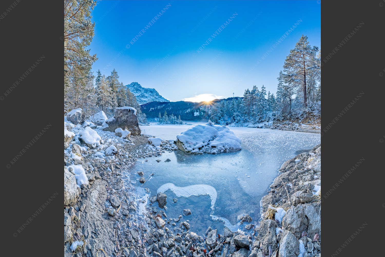 Blick über den Eibsee und Zugspitze in den Sonnenuntergang - Am zufrieren 1:1 -- Eis auf Eibsee mit Zugspitze - mehr Infos bei www.Kriner-Weiermann.de