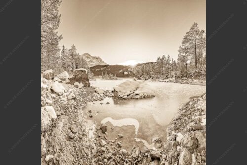 Blick über den Eibsee und Zugspitze in den Sonnenuntergang - Am zufrieren 1:1 sepia -- Eis auf Eibsee mit Zugspitze - mehr Infos bei www.Kriner-Weiermann.de