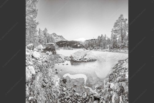 Blick über den Eibsee und Zugspitze in den Sonnenuntergang - Am zufrieren 1:1 sw -- Eis auf Eibsee mit Zugspitze - mehr Infos bei www.Kriner-Weiermann.de