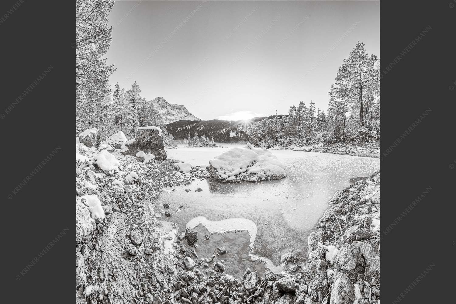 Blick über den Eibsee und Zugspitze in den Sonnenuntergang - Am zufrieren 1:1 sw -- Eis auf Eibsee mit Zugspitze - mehr Infos bei www.Kriner-Weiermann.de