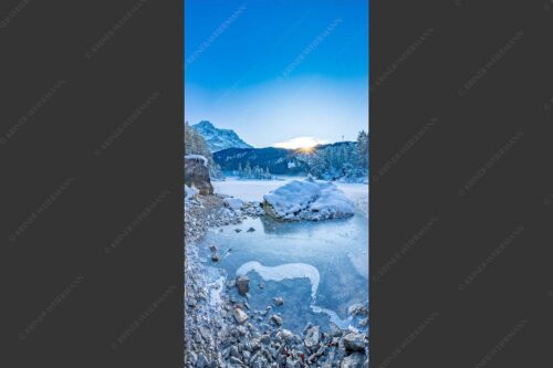 Blick über den Eibsee und Zugspitze in den Sonnenuntergang - Am zufrieren 1:2  -- Eis auf Eibsee mit Zugspitze - mehr Infos bei www.Kriner-Weiermann.de