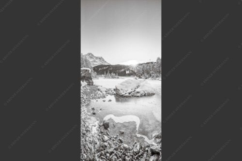 Blick über den Eibsee und Zugspitze in den Sonnenuntergang - Am zufrieren 1:2 sw -- Eis auf Eibsee mit Zugspitze - mehr Infos bei www.Kriner-Weiermann.de