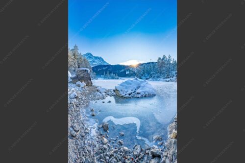 Blick über den Eibsee und Zugspitze in den Sonnenuntergang - Am zufrieren 2:3  -- Eis auf Eibsee mit Zugspitze - mehr Infos bei www.Kriner-Weiermann.de
