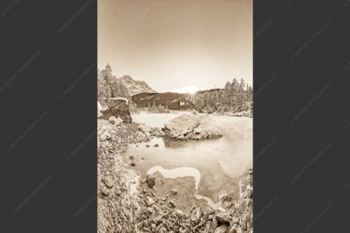 Blick über den Eibsee und Zugspitze in den Sonnenuntergang - Am zufrieren 2:3 sepia -- Eis auf Eibsee mit Zugspitze - mehr Infos bei www.Kriner-Weiermann.de