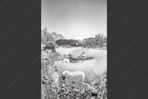 Blick über den Eibsee und Zugspitze in den Sonnenuntergang - Am zufrieren 2:3 sw -- Eis auf Eibsee mit Zugspitze - mehr Infos bei www.Kriner-Weiermann.de