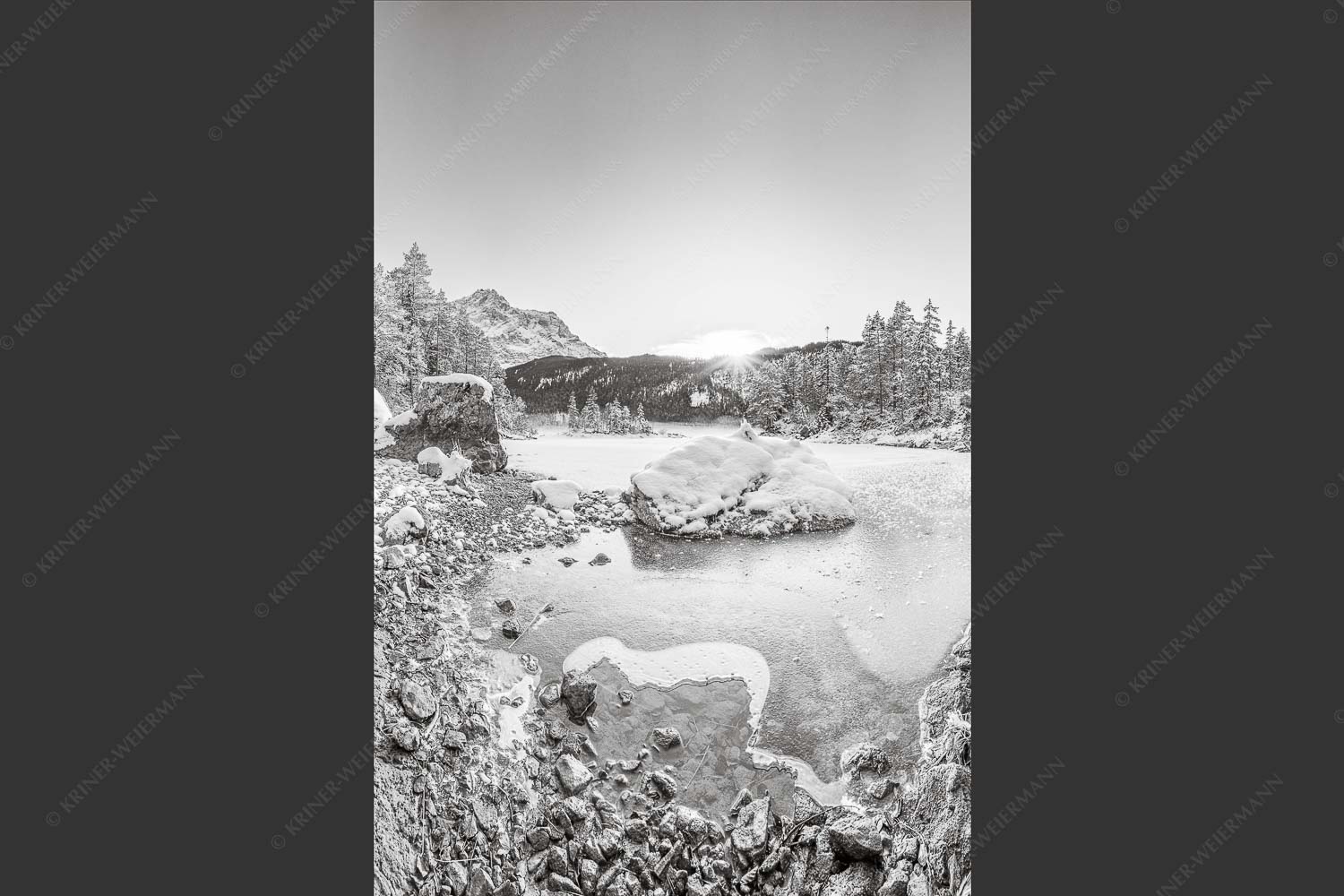 Blick über den Eibsee und Zugspitze in den Sonnenuntergang - Am zufrieren 2:3 sw -- Eis auf Eibsee mit Zugspitze - mehr Infos bei www.Kriner-Weiermann.de