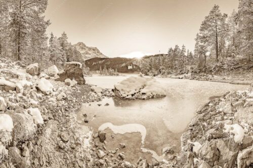 Blick über den Eibsee und Zugspitze in den Sonnenuntergang - Am zufrieren 3:2 sepia -- Eis auf Eibsee mit Zugspitze - mehr Infos bei www.Kriner-Weiermann.de