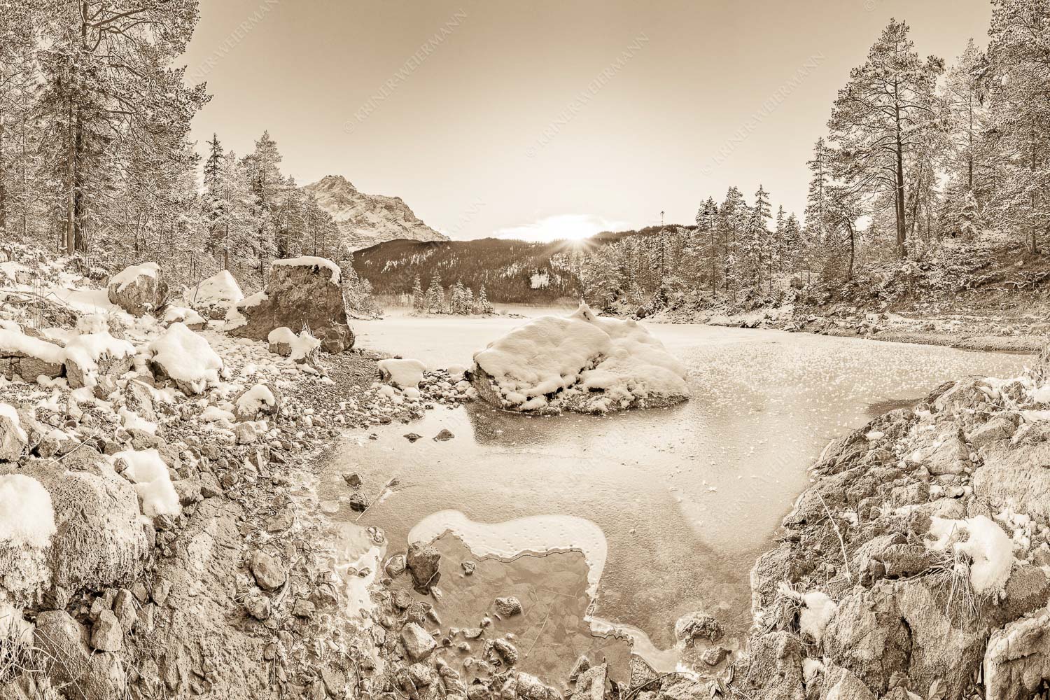 Blick über den Eibsee und Zugspitze in den Sonnenuntergang - Am zufrieren 3:2 sepia -- Eis auf Eibsee mit Zugspitze - mehr Infos bei www.Kriner-Weiermann.de