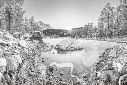 Blick über den Eibsee und Zugspitze in den Sonnenuntergang - Am zufrieren 3:2 sw -- Eis auf Eibsee mit Zugspitze - mehr Infos bei www.Kriner-Weiermann.de