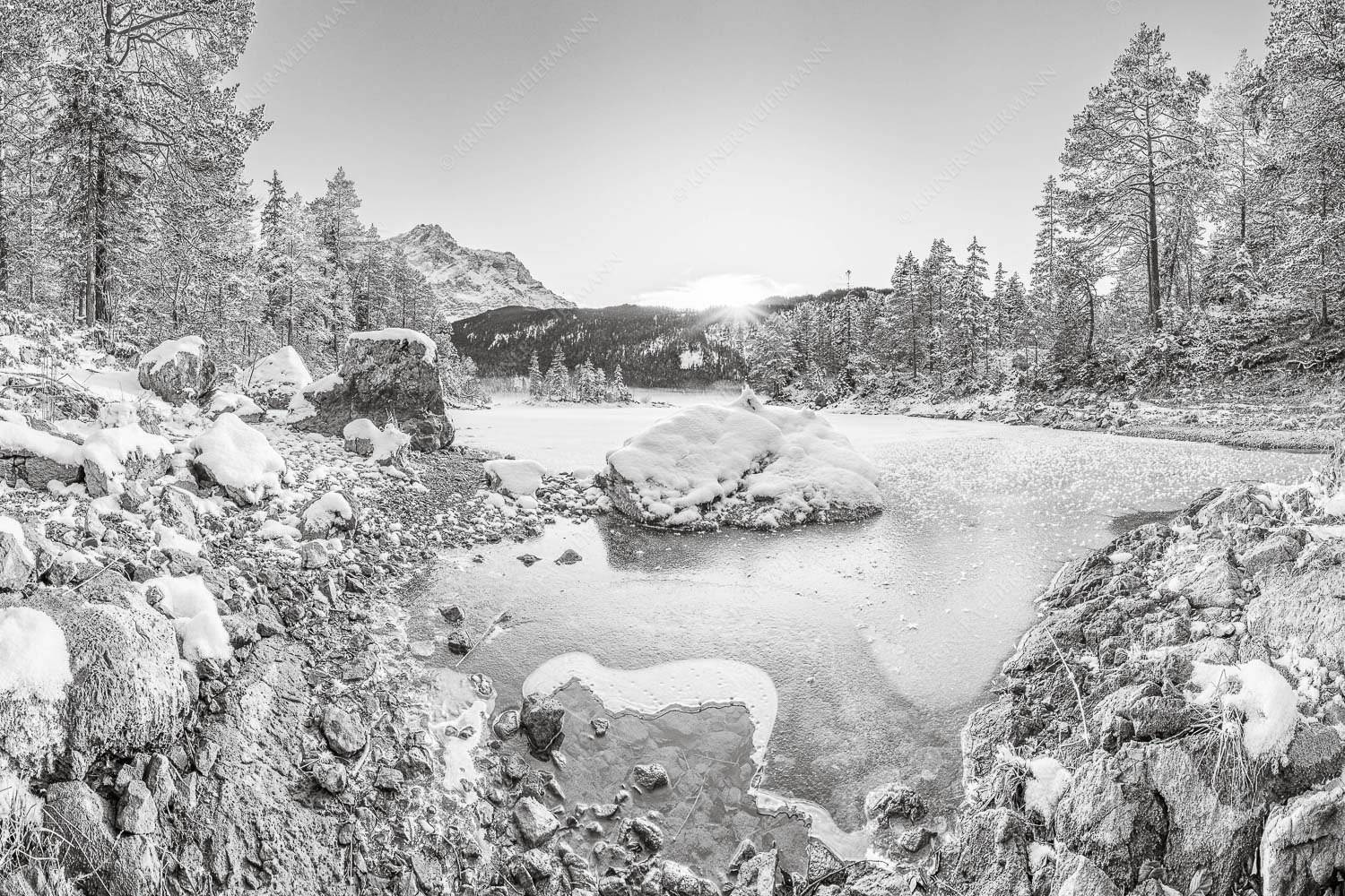 Blick über den Eibsee und Zugspitze in den Sonnenuntergang - Am zufrieren 3:2 sw -- Eis auf Eibsee mit Zugspitze - mehr Infos bei www.Kriner-Weiermann.de