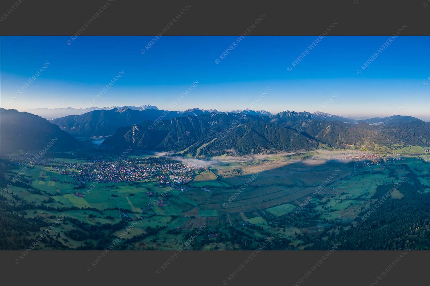 Blick auf Ober- und Unterammergau - Ammertal von Oben 2:1  -- Oberammergau - mehr Infos bei www.Kriner-Weiermann.de