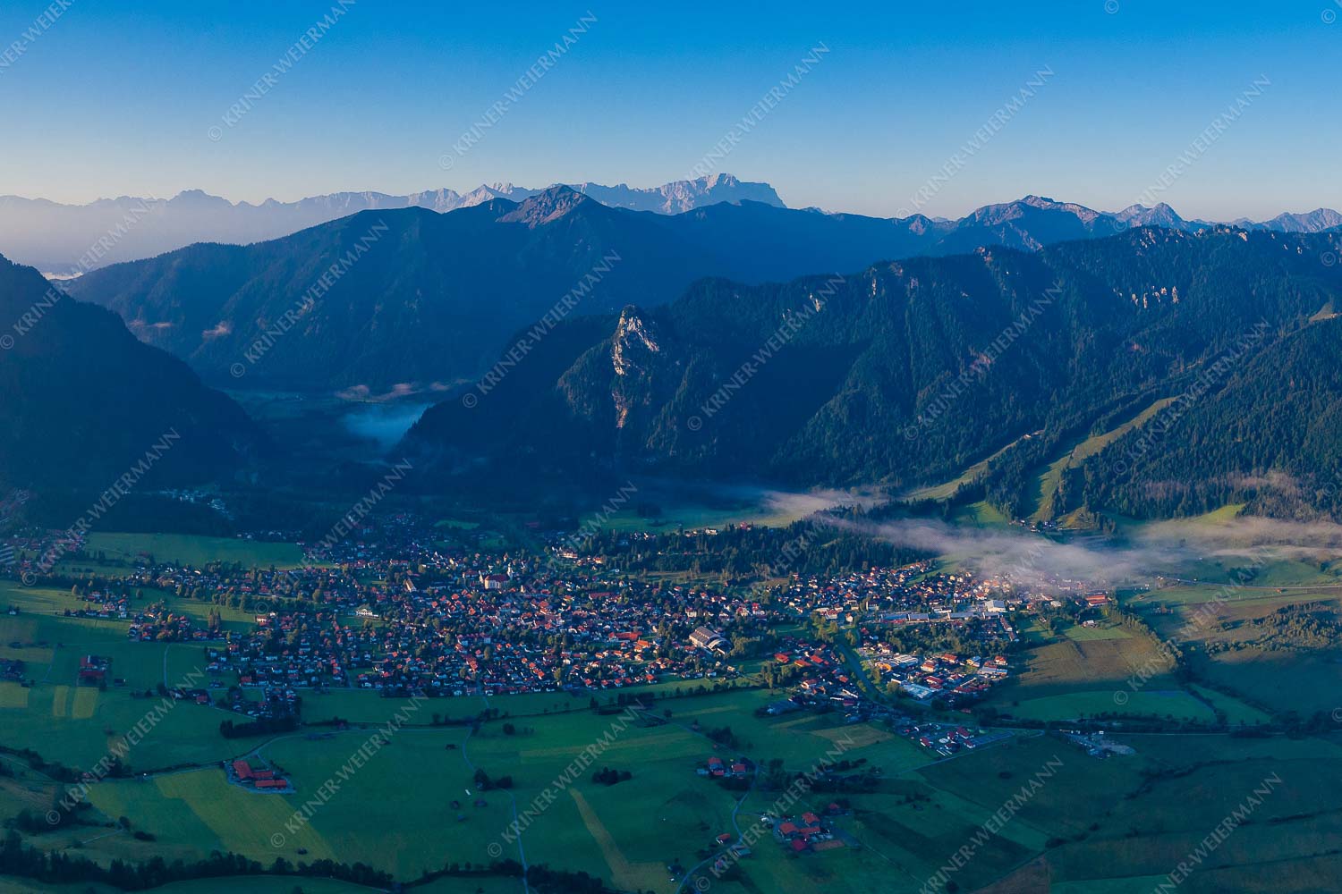 Blick auf Ober- und Unterammergau - Ammertal von Oben 3:2  -- Oberammergau - mehr Infos bei www.Kriner-Weiermann.de