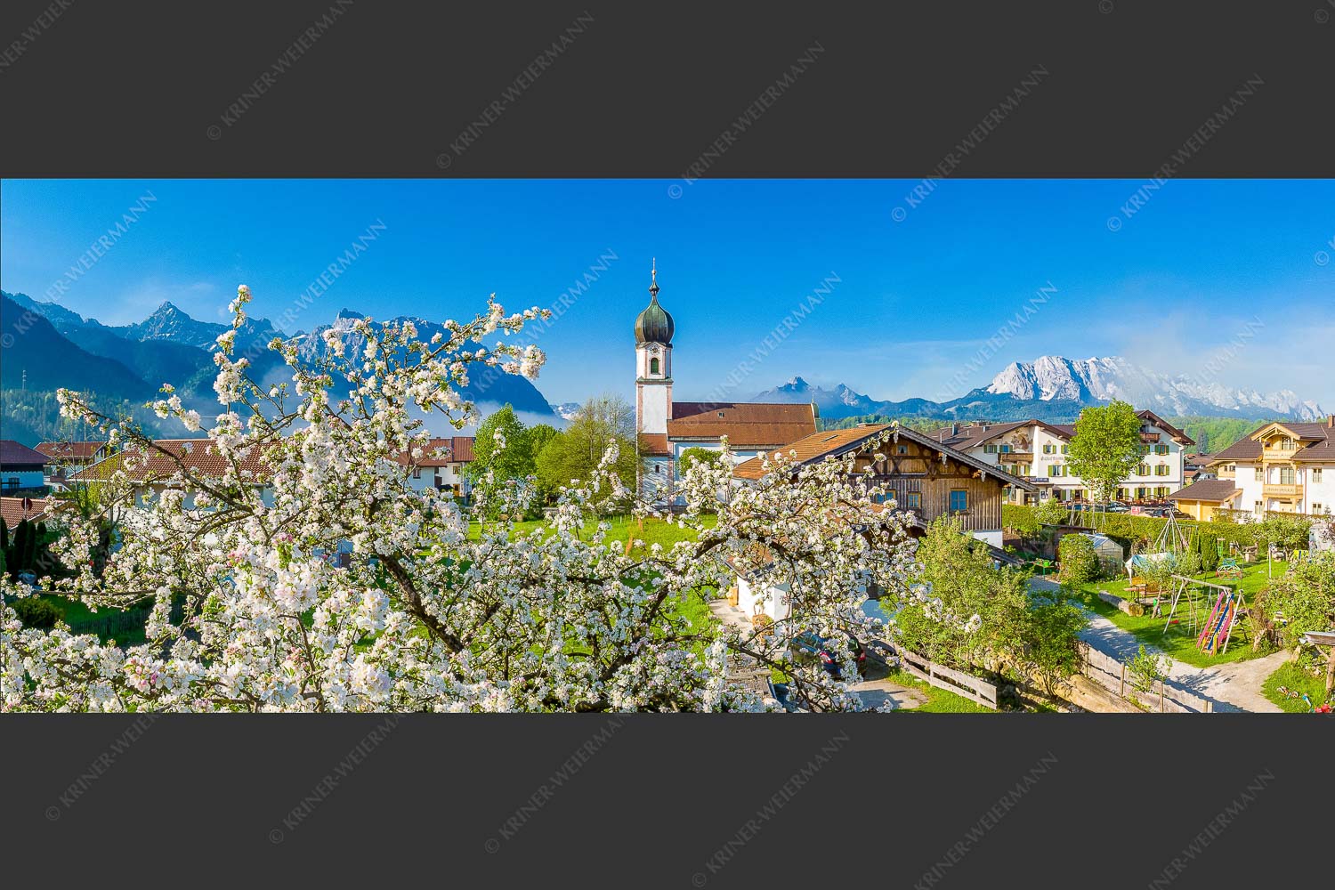 Kirche St. Sebastian in Krün mit Wetterstein- und Karwendelgebirge - Apfelblüte in Krün 2,5:1 -- Kirche in Krün Karwendel und Wetterstein - mehr Infos bei www.Kriner-Weiermann.de