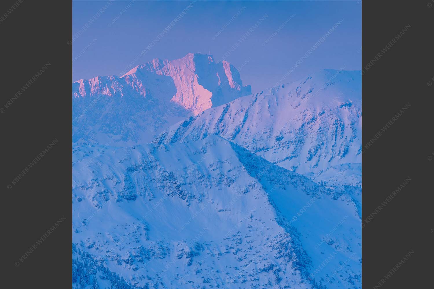 Blick über Krottenkopf zur Zugspitze bei Sonnenaufgang - Arktik 1:1  -- Morgenrot an der Zugspitze - mehr Infos bei www.Kriner-Weiermann.de