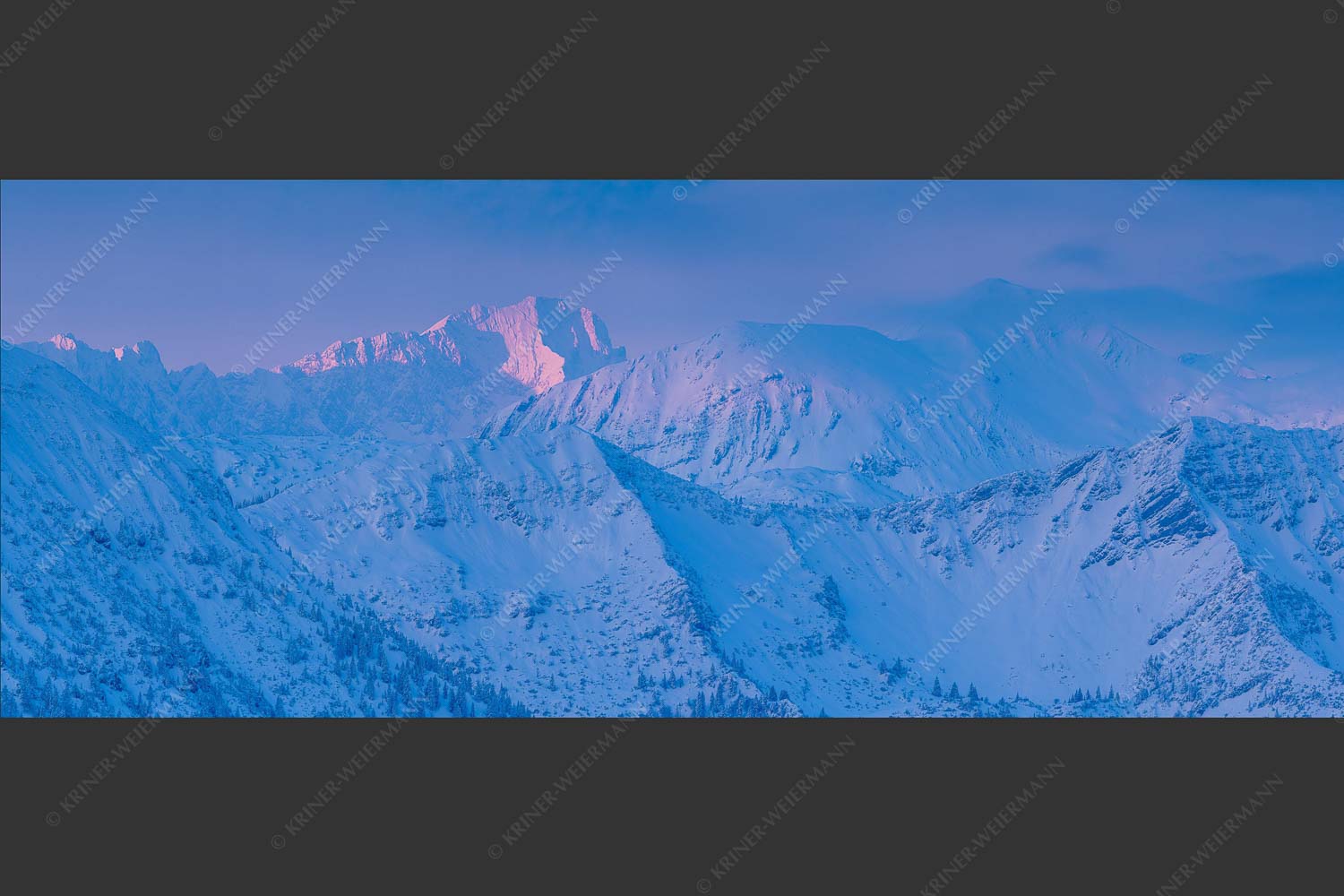 Blick über Krottenkopf zur Zugspitze bei Sonnenaufgang - Arktik 2,5:1  -- Morgenrot an der Zugspitze - mehr Infos bei www.Kriner-Weiermann.de