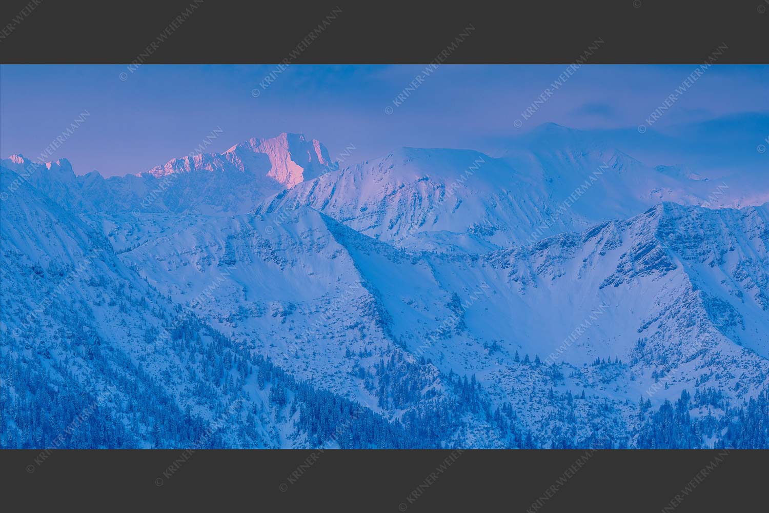 Blick über Krottenkopf zur Zugspitze bei Sonnenaufgang - Arktik 2:1  -- Morgenrot an der Zugspitze - mehr Infos bei www.Kriner-Weiermann.de