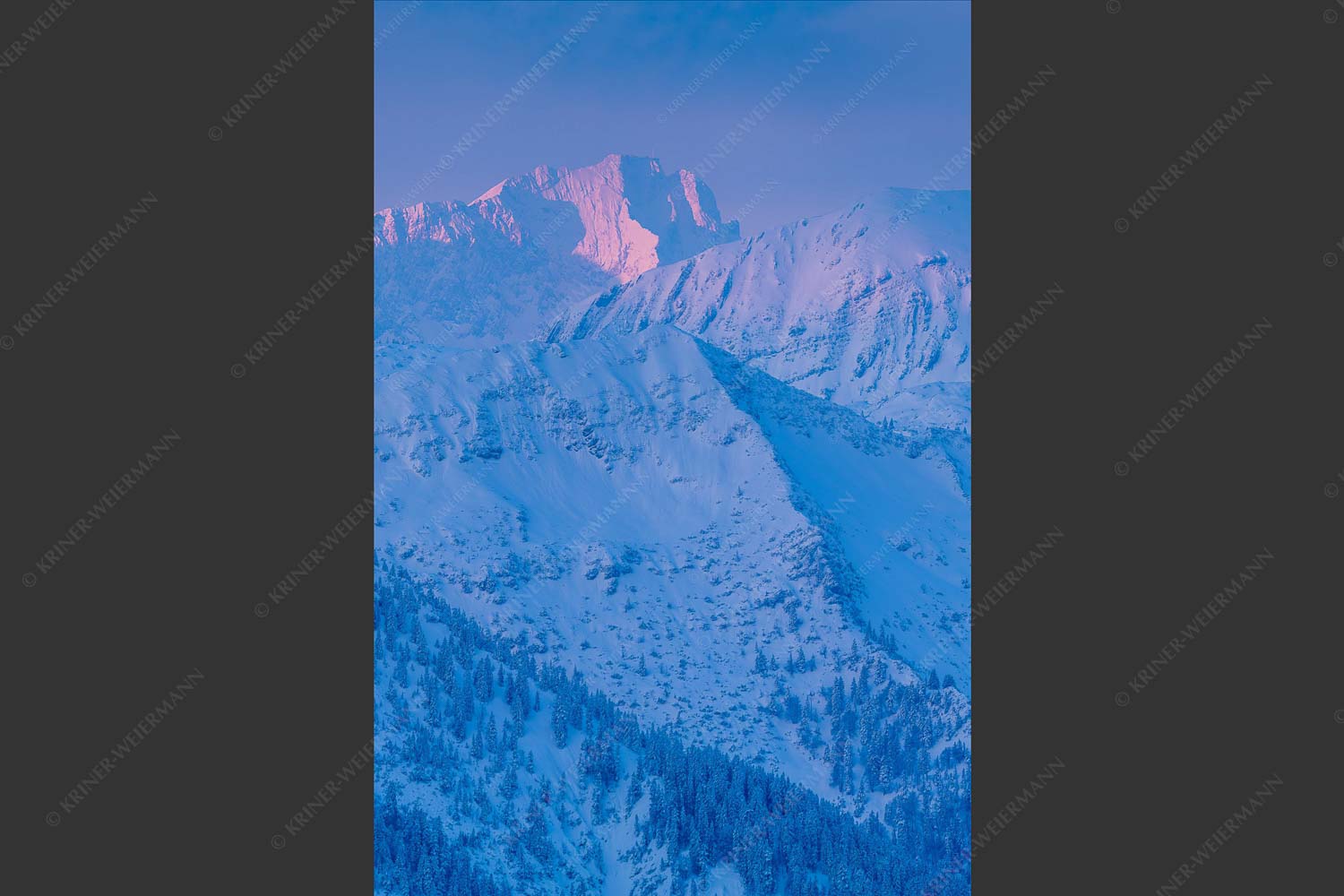 Blick über Krottenkopf zur Zugspitze bei Sonnenaufgang - Arktik 2:3  -- Morgenrot an der Zugspitze - mehr Infos bei www.Kriner-Weiermann.de