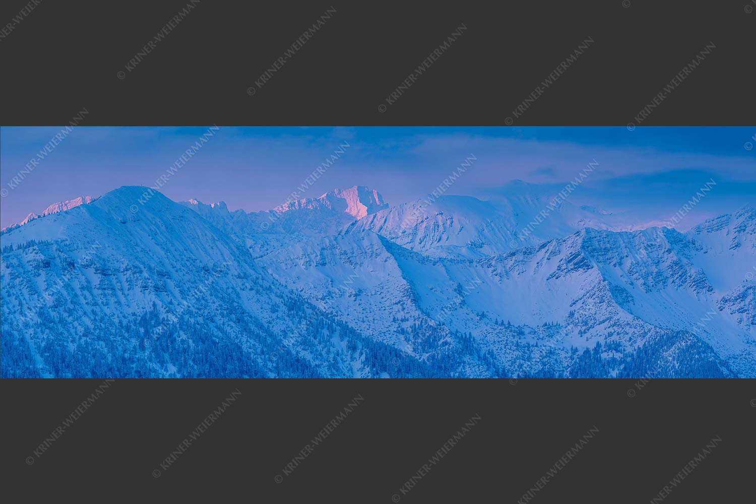 Blick über Krottenkopf zur Zugspitze bei Sonnenaufgang - Arktik 3:1  -- Morgenrot an der Zugspitze - mehr Infos bei www.Kriner-Weiermann.de