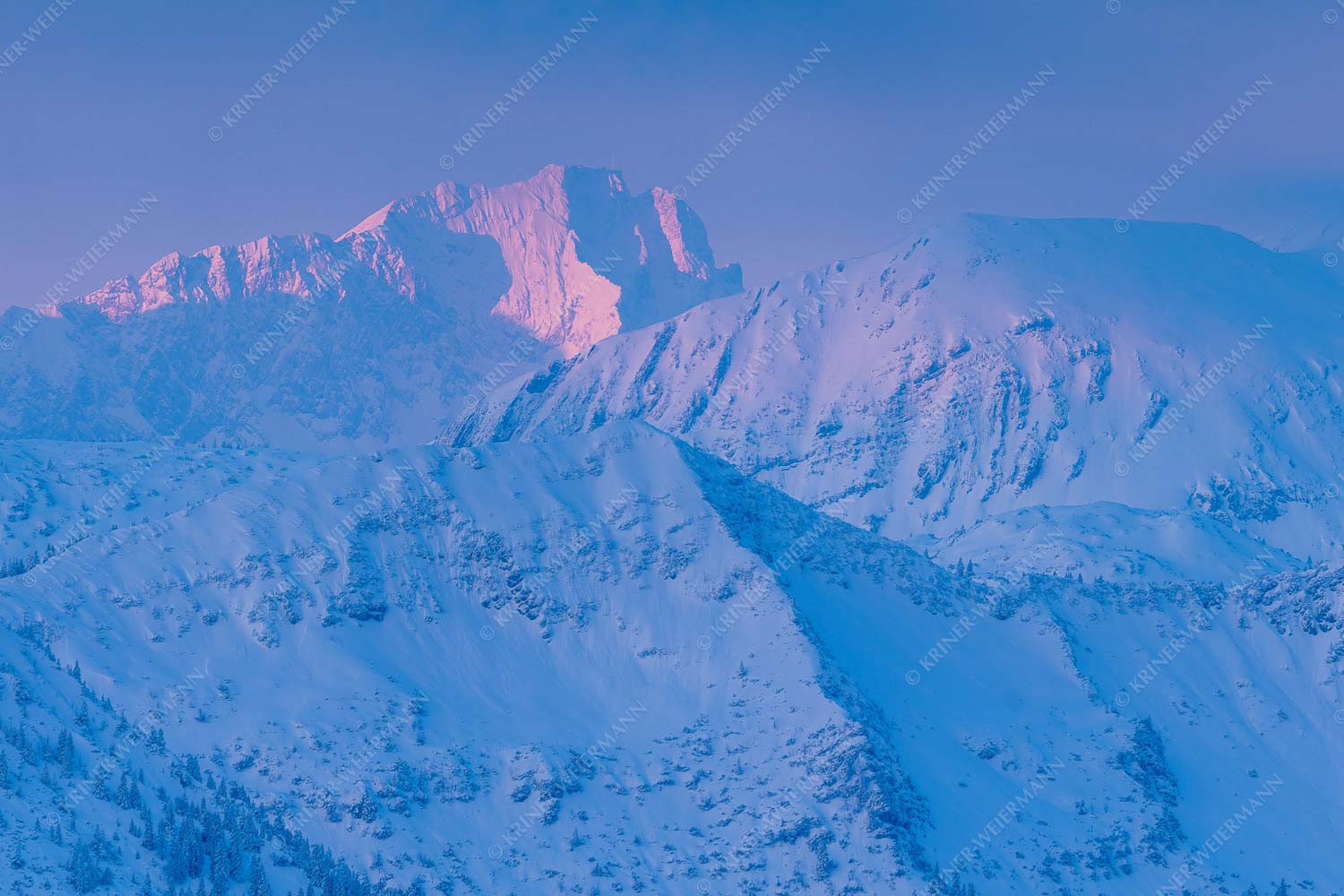 Blick über Krottenkopf zur Zugspitze bei Sonnenaufgang - Arktik 3:2  -- Morgenrot an der Zugspitze - mehr Infos bei www.Kriner-Weiermann.de