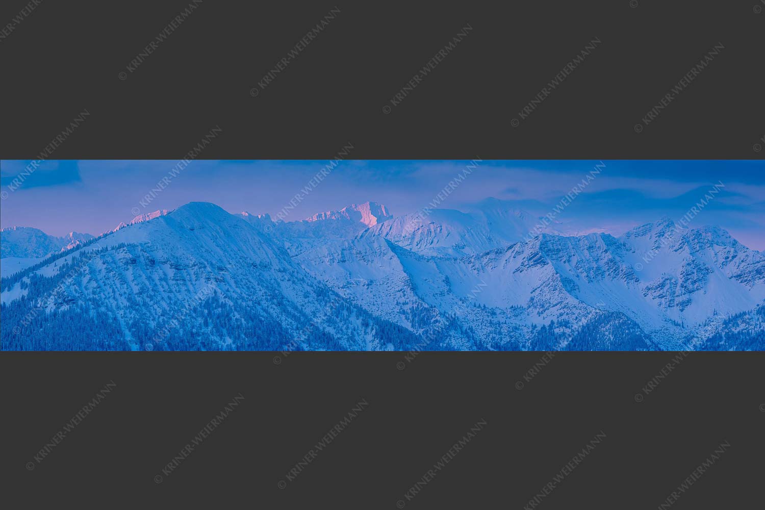 Blick über Krottenkopf zur Zugspitze bei Sonnenaufgang - Arktik 4:1  -- Morgenrot an der Zugspitze - mehr Infos bei www.Kriner-Weiermann.de