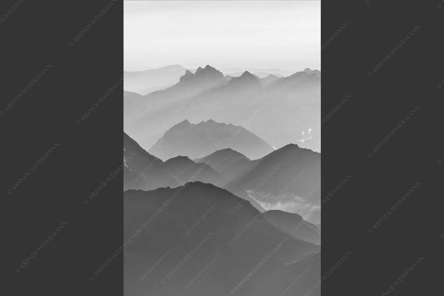 Mittsommerlicher Sonnenuntergang von der Zugspitze - Atemlos II 2:3 sw -- Zugspitze Sonnenuntergang - mehr Infos bei www.Kriner-Weiermann.de