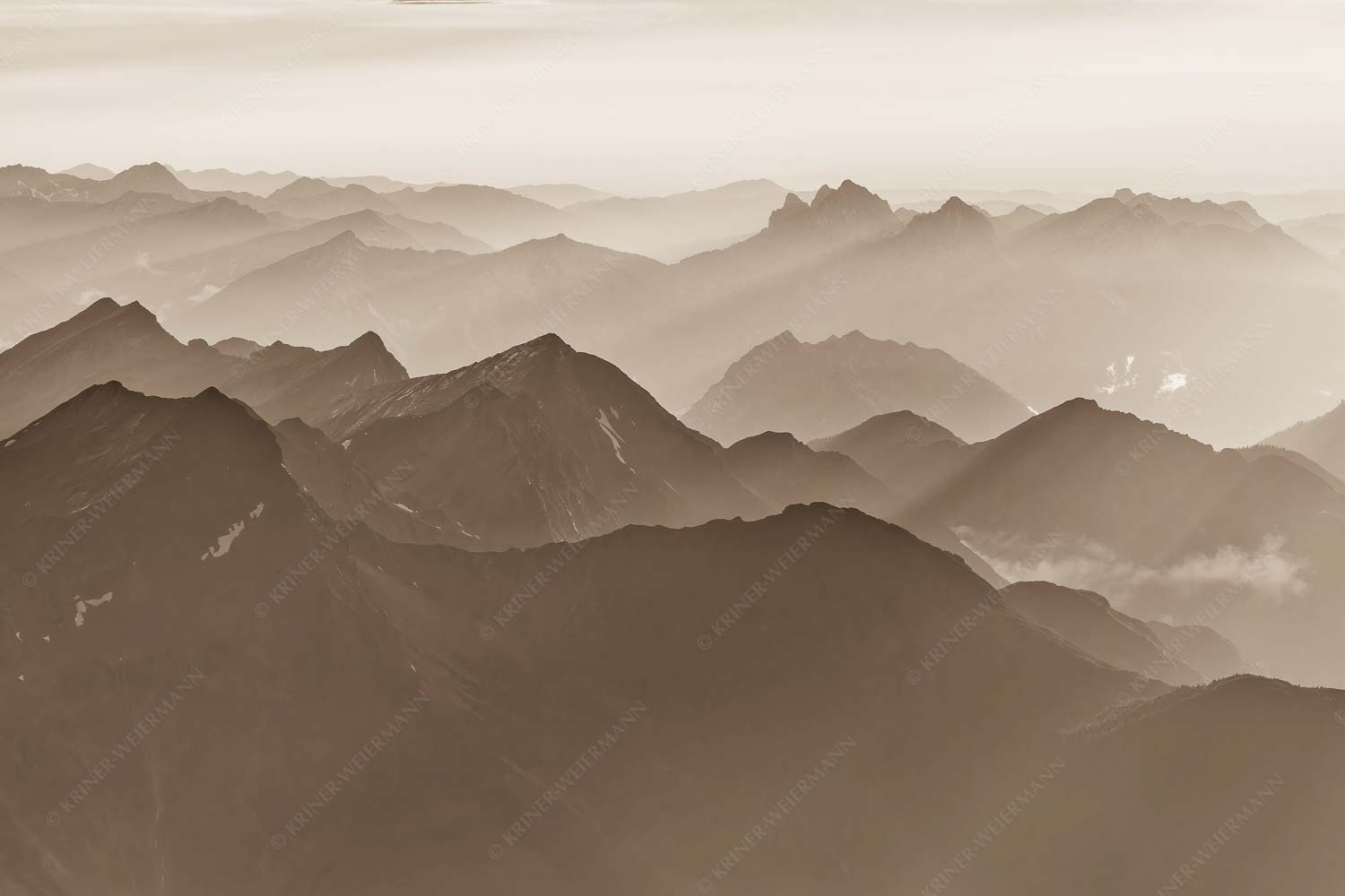 Mittsommerlicher Sonnenuntergang von der Zugspitze - Atemlos II 3:2 sepia -- Zugspitze Sonnenuntergang - mehr Infos bei www.Kriner-Weiermann.de