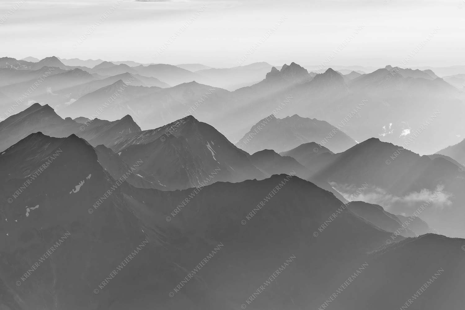 Mittsommerlicher Sonnenuntergang von der Zugspitze - Atemlos II 3:2 sw -- Zugspitze Sonnenuntergang - mehr Infos bei www.Kriner-Weiermann.de