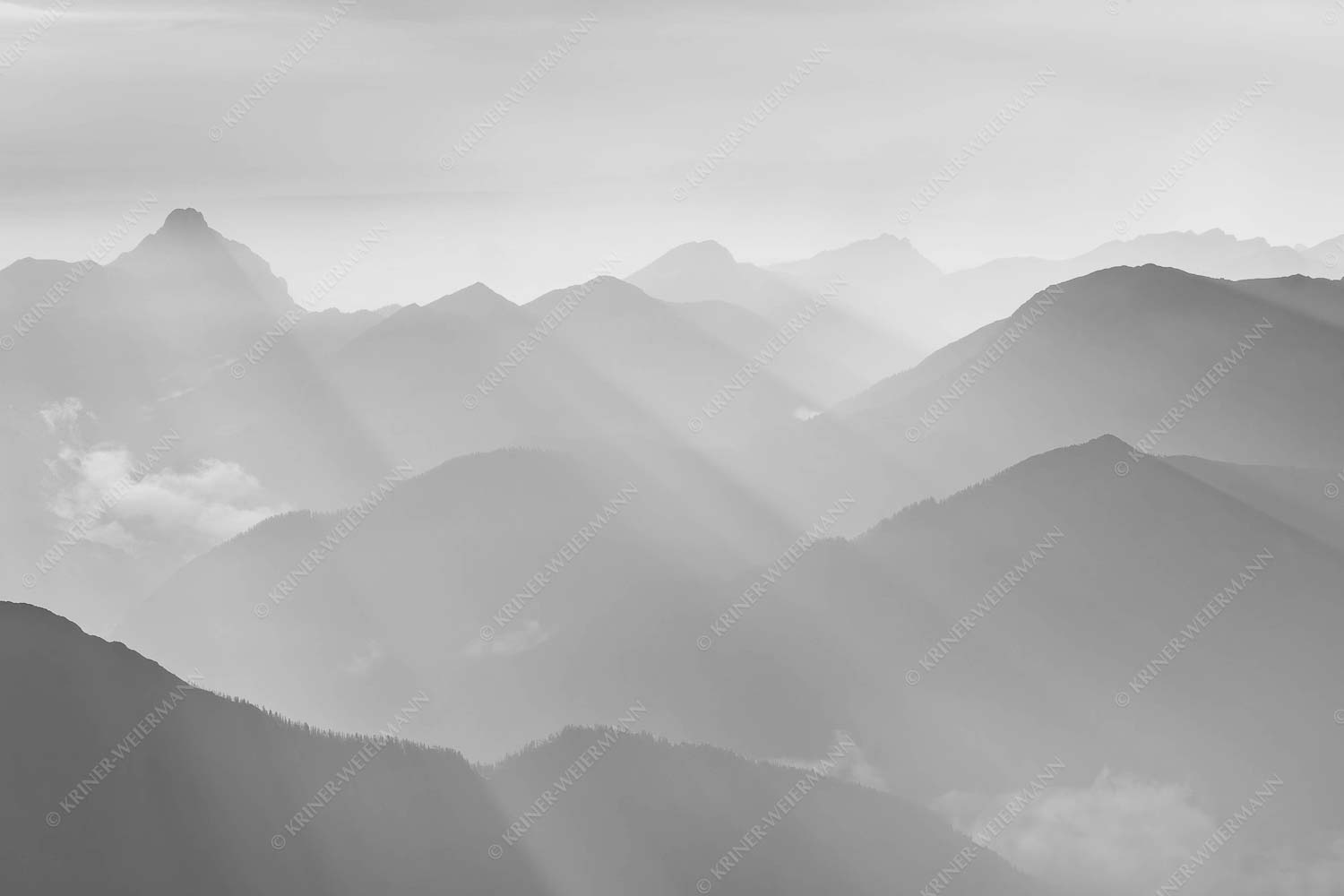 Mittsommerlicher Sonnenuntergang von der Zugspitze - Atemlos III 3:2 sw -- Zugspitze Sonnenuntergang - mehr Infos bei www.Kriner-Weiermann.de