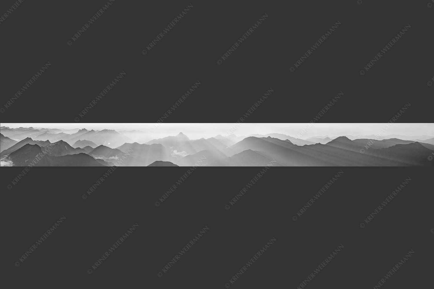 Mittsommerlicher Sonnenuntergang von der Zugspitze - Atemlos 10:1 sw -- Zugspitze Sonnenuntergang - mehr Infos bei www.Kriner-Weiermann.de