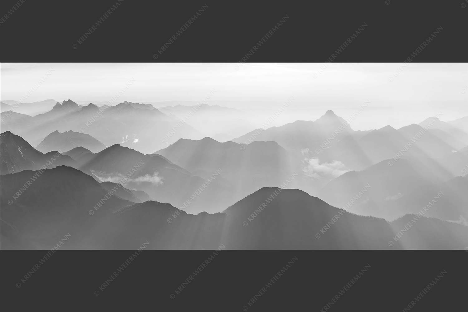 Mittsommerlicher Sonnenuntergang von der Zugspitze - Atemlos 2,5:1 sw -- Zugspitze Sonnenuntergang - mehr Infos bei www.Kriner-Weiermann.de