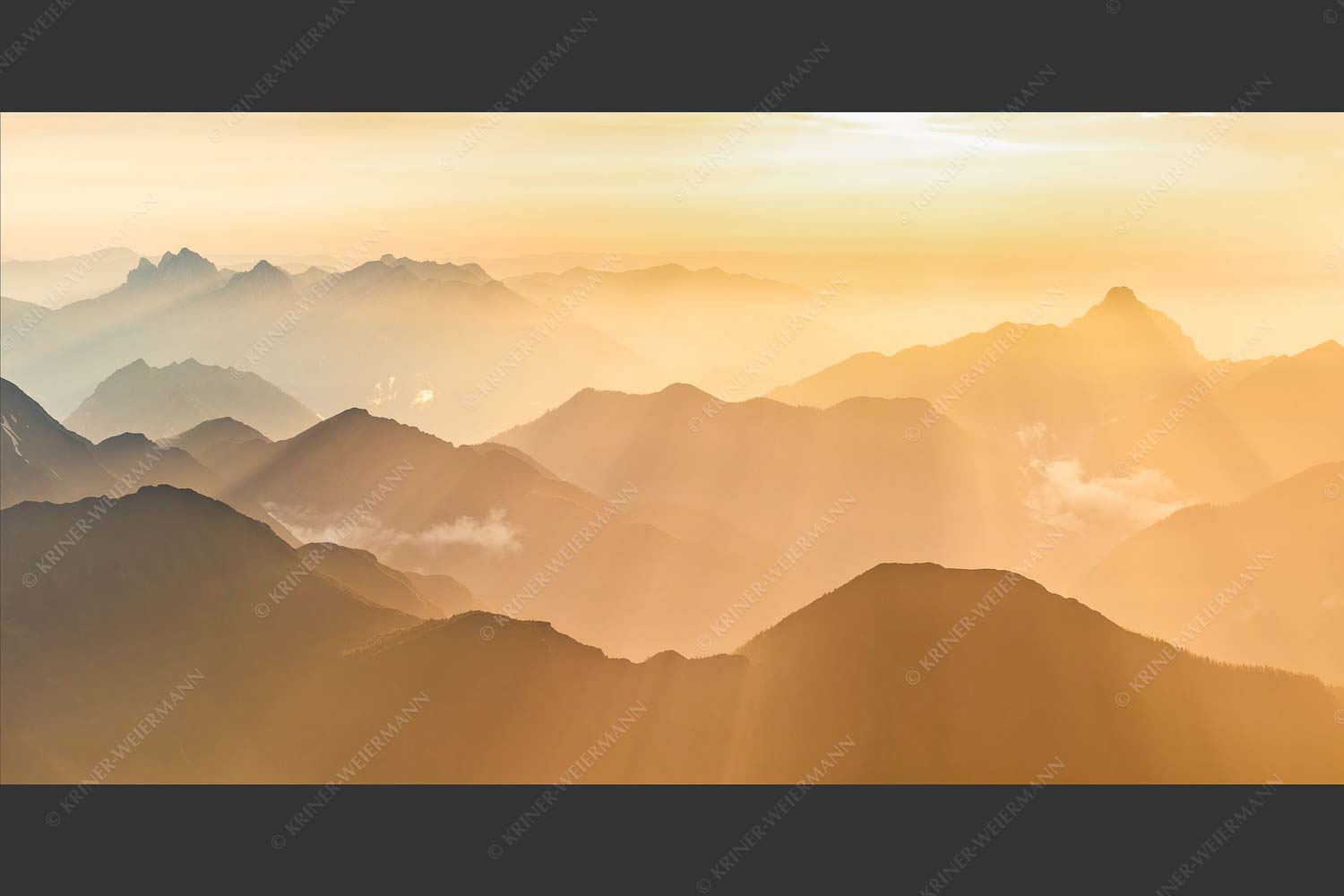 Mittsommerlicher Sonnenuntergang von der Zugspitze - Atemlos 2:1  -- Zugspitze Sonnenuntergang - mehr Infos bei www.Kriner-Weiermann.de