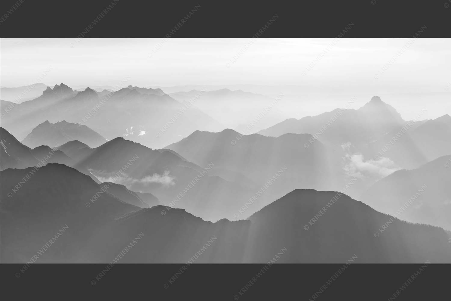 Mittsommerlicher Sonnenuntergang von der Zugspitze - Atemlos 2:1 sw -- Zugspitze Sonnenuntergang - mehr Infos bei www.Kriner-Weiermann.de