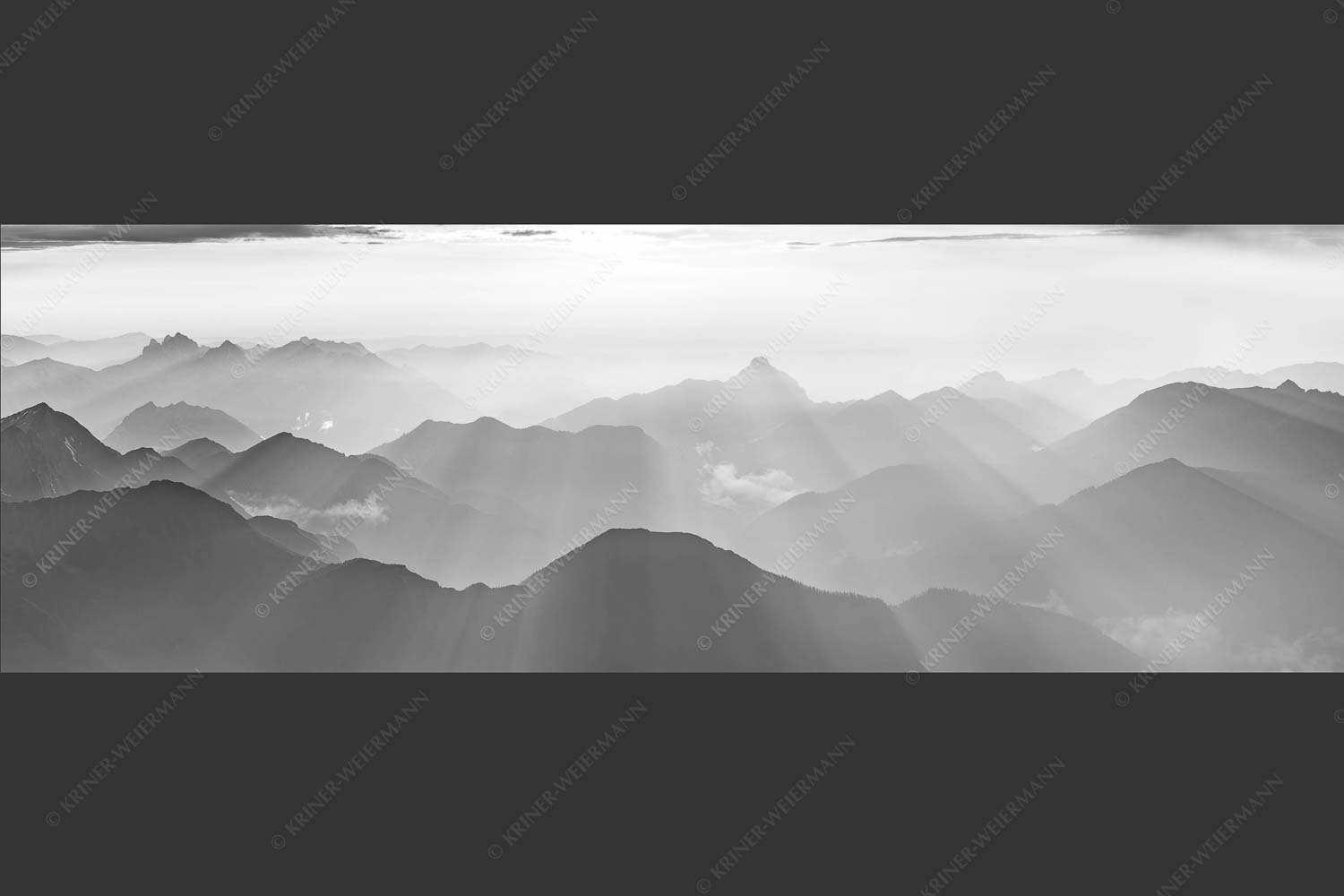 Mittsommerlicher Sonnenuntergang von der Zugspitze - Atemlos 3:1 sw -- Zugspitze Sonnenuntergang - mehr Infos bei www.Kriner-Weiermann.de