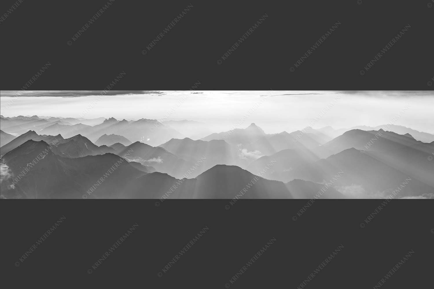 Mittsommerlicher Sonnenuntergang von der Zugspitze - Atemlos 4:1 sw -- Zugspitze Sonnenuntergang - mehr Infos bei www.Kriner-Weiermann.de