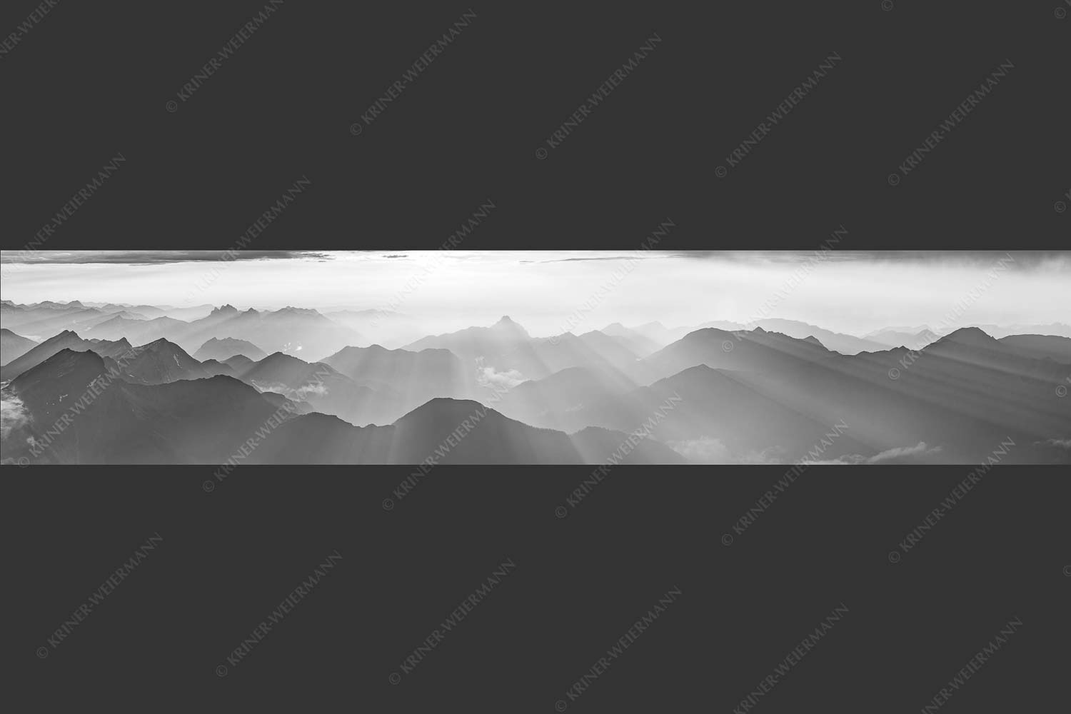 Mittsommerlicher Sonnenuntergang von der Zugspitze - Atemlos 5:1 sw -- Zugspitze Sonnenuntergang - mehr Infos bei www.Kriner-Weiermann.de