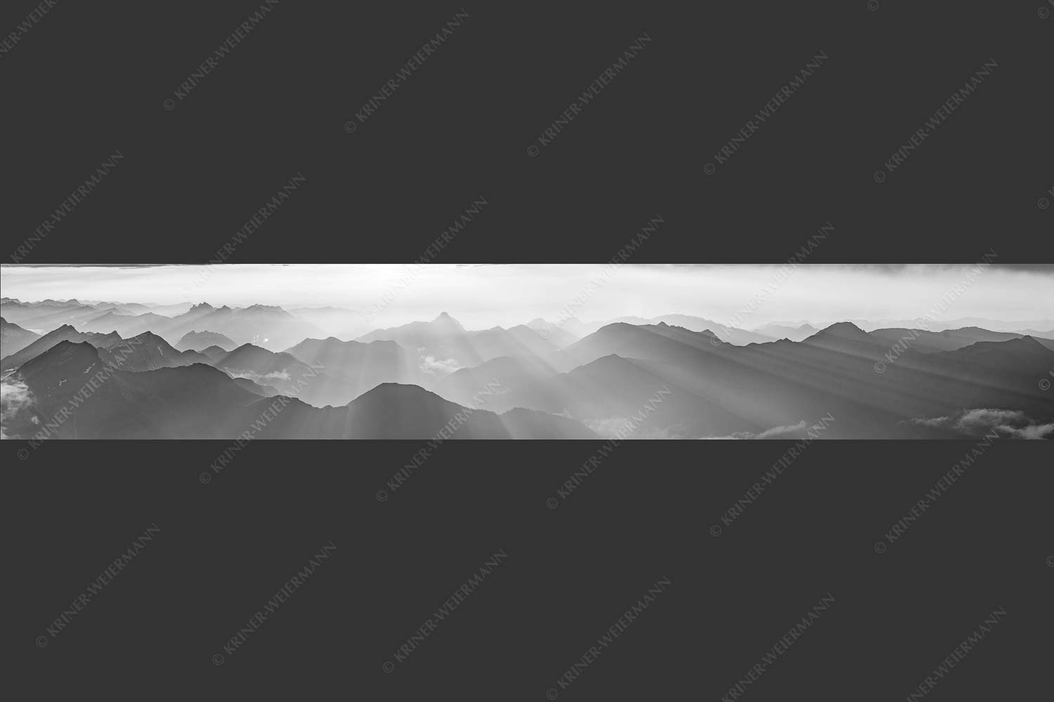 Mittsommerlicher Sonnenuntergang von der Zugspitze - Atemlos 6:1 sw -- Zugspitze Sonnenuntergang - mehr Infos bei www.Kriner-Weiermann.de
