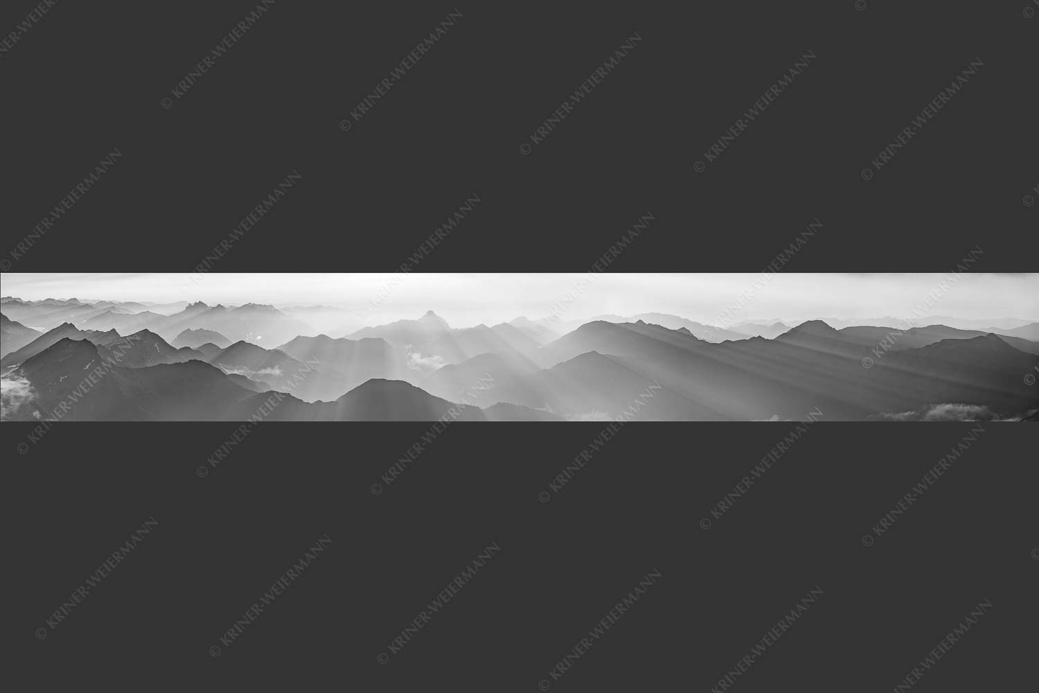 Mittsommerlicher Sonnenuntergang von der Zugspitze - Atemlos 7:1 sw -- Zugspitze Sonnenuntergang - mehr Infos bei www.Kriner-Weiermann.de