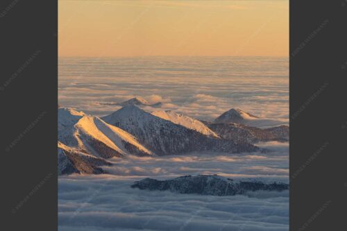 Der Blick von der Zugspitze auf das Estergebirge das wie Inseln aus dem Nebel ragt - Atlantis 1:1  -- Estergebirge im Nebelmeer - mehr Infos bei www.Kriner-Weiermann.de